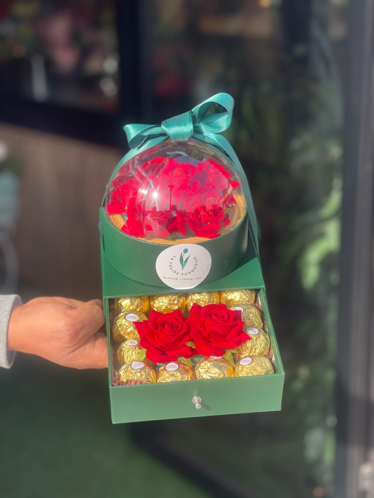 Turquoise glow arrangement